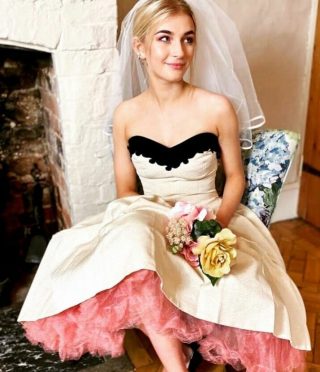 For the conscious and stylish bride that loves a pop of colour
.
Vintage pre-loved bridalwear from @bridalflamingo 
.
.
.
#vintagebridalwear #vintagebride
#stylishbride #consciousbride #sustainablebride #ecowedding #susainablewedding #bridalideas #bridalinspiration #bridetobe #weddingdress #weddinggown #prelovedbridal #vintagebridalwear #coolbride #modernbride #alternativebride #modernwedding #coolwedding #ethicalchoice #festivalbrides #affordablewedding #bridalveil #affordableweddingdress #greenwedding
