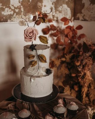 M O N D A Y
.
Don't we all need a cake?
.
.
Photography: @violajayphotography 
Workshop: @untoldworkshops 
Cake: @plumbandrabbittscakestudio 
.
.
#weddingcake #weddingstyling #weddingflorals #cakeinspo #weddingdetails #weddingdecor #weddingshoot #weddingphotography #bridetobe #engagement #ukbride #sustainablewedding #sustainablebride #wedding #wedding2021