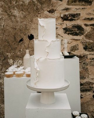 Minimalistic elegance in a cake.
.
Via @kimdahlem_events 
.
.
#weddingcake #weddingshoot #weddingphotography #weddingstyling #weddingplanning #wedding2021 #ukwedding #ukbridetobe #elegantcakes #minimalism #elegantcake #fashionbride #bridalideas #cakeinspo #bridetobe2021