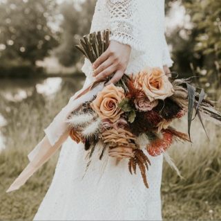 The perfect bouquet for the boho bride
.
Bouquet: @saras.events.flowers 
Captured by @natalyjphotography 
Dress and macrame: @indiebride.london 
Venue: @furthomanorfarm 
Planner, florist and stylist: @saras.events.flowers 
Jewellery: @rachelsokhalbridal 
Dried hair accessories: @fawn_and_folk_ 
.
.
.
#bouquet #weddingbouquet #weddingflorist #ukflorist #sustainablefloristry #weddingflorals #bohobride #modernbride #consciousbride #sustainablewedding #ecowedding #ecofriendlywedding #modernwedding #bohowedding #weddingshoot #weddingstyling #weddingphotography #weddingdress #bridetobe #ukbridetobe #ukwedding #ukweddingplanner #wedding2021 #weddinginspo #bridalaccessories