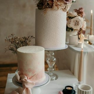 What's better than a wedding cake?
Two wedding cakes, of course!
.
.
The dream behind the shoot:
Photography, concept and planning: @dorianedescamps 
Stylist: @the_italiandream 
Flowers: @thistleandfolly
Cake: @cakegallerylondon 
Macarons: @gorgeouslysweetcake
Stationery: @thelovelylittledetails 
Photoboot: @theproperbooth 
Dresses: @julita_ldn_bride 
Veil: @rebeccaannedesigns 
Accessories: @gaiastudiono.1 
Shoes: @di_hassall 
Hair: @clarelouisehair.wedding 
Makeup: @makeupinlondon 
Bar/Cocktails: @bittersweetbartenders 
Crockery: @febbieday 
Candle holders: @fattoamanolondon 
.
.
.
.
#weddingshoot #weddingstyling #weddingdetails #wedding2021 #weddingcake #weddingstationeryideas #weddingflorals #weddingfloralinspiration #weddingtheme #modernwedding #modernbride #consciousbride #ecowedding #ecofriendlywedding #ukweddingplanner #ukbridetobe #ukwedding #weddingphotography #weddingdress #bridalaccessories #bridalveil #bridalshoes #weddinggown #bridalgown #bridalinspiration #weddingcenterpiece
