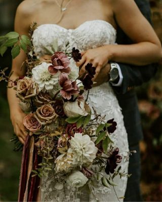 When a bouquet is made of elegant tones and textures
.
In love 🤍🤍🤍
Florals by @emmacoxbrocante
.
.
The team:
Photography: @sarahtaylorphotoandfilm
Concept: @freyaraby
Styling: @hannahrachaelweddings
Venue: @pondenmillweddings
Catering: @theoutside_kitchen
Cake & Favours: @wheretheribbonends
Hair: @kellyhankshairdesign
Makeup: @natashajane_makeup
Dress: @theaisle.ilkley
Suit: @haworthmenswear
Jewellery: @jessicasteelejewellery 
.
.
.
#bridetobe #bride #brideandgroom #bouquet #weddingflorals #bridalbouquet #weddingbouquet #ukbride #ukwedding #bride2020 #consciouswedding #ukflorist #floralinspiration #weddingdress #weddingphotography #weddingshoot