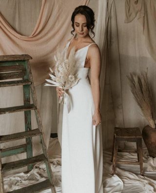 When sustainability meets elegance
.
@nayabridal collections are handmade and ethically sourced, for the free and wild soul.
.
Clean lines for a minimalistic chic look.
.
.
.
#bridetobe #bridalinspiration #sustainablewedding #sustainablebridalwear #consciousbride #ecowedding #ecofriendlywedding #bridalideas #bridalwear #weddingdress #weddinggown #weddingshoot #bridetobe2021 #wedding2021 #ukbridetobe #ukwedding #bridalbouquets