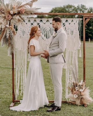Summer boho vibes 
.
A macrame backdrop and neutral tone florals: what's not to love?
.
Repost via: @willow_and_rust
.
.
Credits:
Photography: @ekrpictures
Planning, Styling and props: @willow_and_rust 
Floral design: @fauxtanical 
Venue: @overgrownacresweddings 
Wedding dress: @rolling_in_roses 
Groom suit: @the_suit_lounge 
Hair: @soph_makeupartist 
Hair accessories: @hairblossombysophie 
Cakes: @redrobincakery 
Macrame: @the_knotted_bell 
Stationery: @lettersfromemily 
Table linen: @maedaeweddingsandevents 
.
.
.
#bridetobe #bride2021 #sustainablewedding #sustainablebride #ukweddingplanner #ukbridetobe #ukbride #bohowedding #bohobride #modernbride #macramebackdrop #weddingflowersdecor #weddongflorals #ukflorist #weddingshoot  #bridalstyle #weddinginspo #brideandgroom #ido #weddingdress #bridalwear #bridaldress #weddinggown