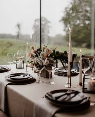 Elegant and simple table setting is perfect for a micro wedding.
.
.

Planning and styling: @clairedomonteweddings
.
#wedding 
#weddingdecor #weddingstyling #weddingplanning #bridetobe #weddingreception #modernwedding #microwedding #microweddings #tabledecor #weddingtable
