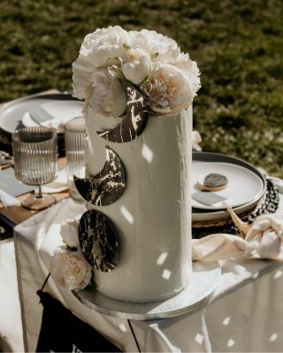 The perfect cake for a celestial themed elopement 
.
🤍💫🤍
.
Cake by: @cake_by_mina 
.
The team:
Concept, planning and styling: @the_italiandream 
Photography: @dorianedescamps 
Video: @weddingsbybek
Bridalwear: @matchimony 
Headpiece: @saintbethofficial2 
HMUA: @ema.bridal 
Florals: @grayandgreenery 
Stationery: @lovepaperco 
.
.
.
#weddingshoot #weddingphotography #weddingcake #cakeinspo #weddingflorals #weddingstyling #weddingdetails #weddingdecor #bridetobe #ukbride #ukbridetobe #ukwedding #modernbride #elopement #modernwedding #sustainablebride #ecowedding #ecofriendlywedding #celestialbride #celestialwedding #weddingplanning #weddinginspo #bride2021
